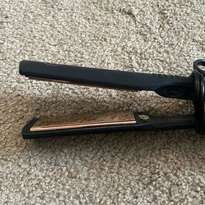 Never used Bombay Hair flat iron
